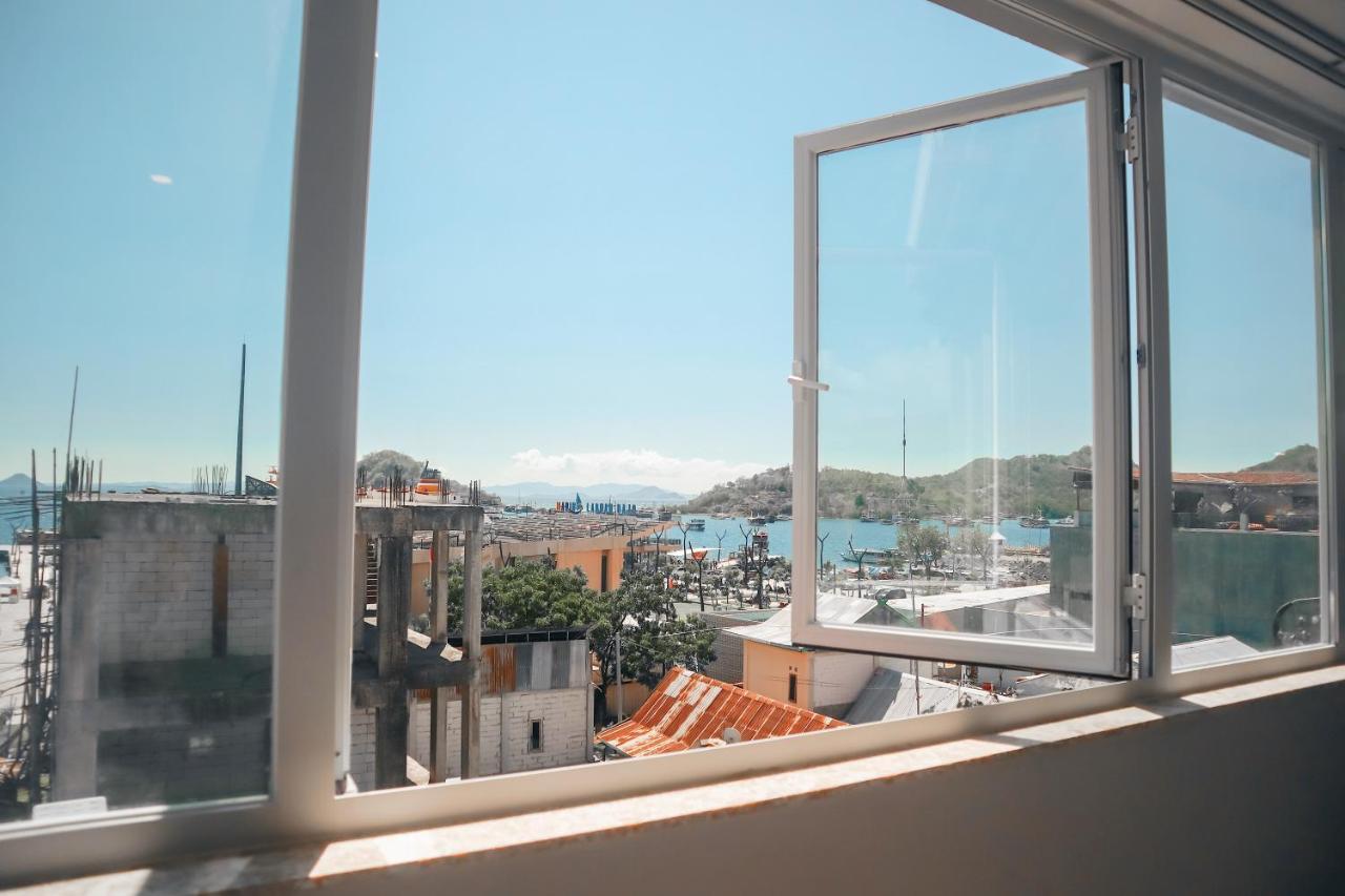 Harbour Komodo Hotel ラブハン・バジョ エクステリア 写真